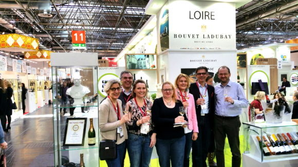 v. l. n. r.: Katrin heuer, Dirk Behrens, Nicole Vaculik, Monika Krupski, Ulrike Ferres, Michael Kugel, Benoît Defranoux . Auf der Messe, aber leider nicht auf dem Foto: Daniela Cellai, sie war an ihrem Stand in Halle 16 pausenlos im Einsatz. Stephan Jurende, zum Zeitpunkt der Aufnahme unabkömmlich am Stand der Vini Portugal.