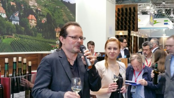 Janek Schumann in seinem Element am Sachsen-Weinstand auf der ProWein 2016.