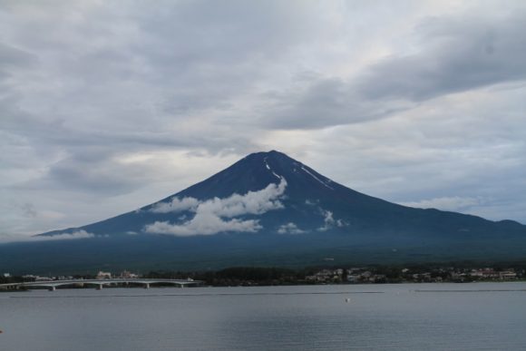 Der Berg Fuji San. Blick über den Kawaguchi-See, einer der 5 Fuji-Seen in der Yamanashi-Präfektur.