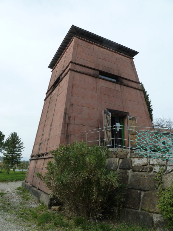 Moderner Holz-Turm als Büro und Weinkeller im Weinggut Perusini