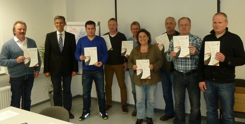 Michael Kugel (2. v. l.) und 8 stolze Diplom-Inhaber. Herzlichen Glückwunsch zur bestandenen Prüfung für das Bronze Weinkenner Diplom.