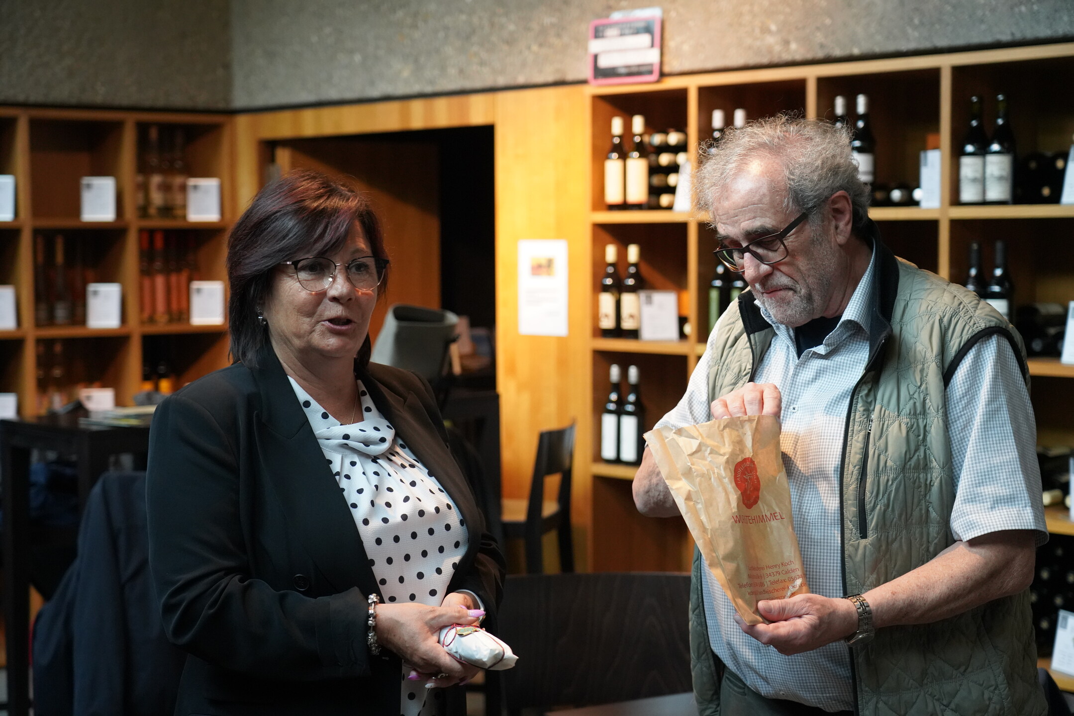 FuW-Weinreise 2022 Schweiz Tag 1 Foto 19 Peter v. Niederhäusern übereicht an Marier Walch das Gastgeschenk