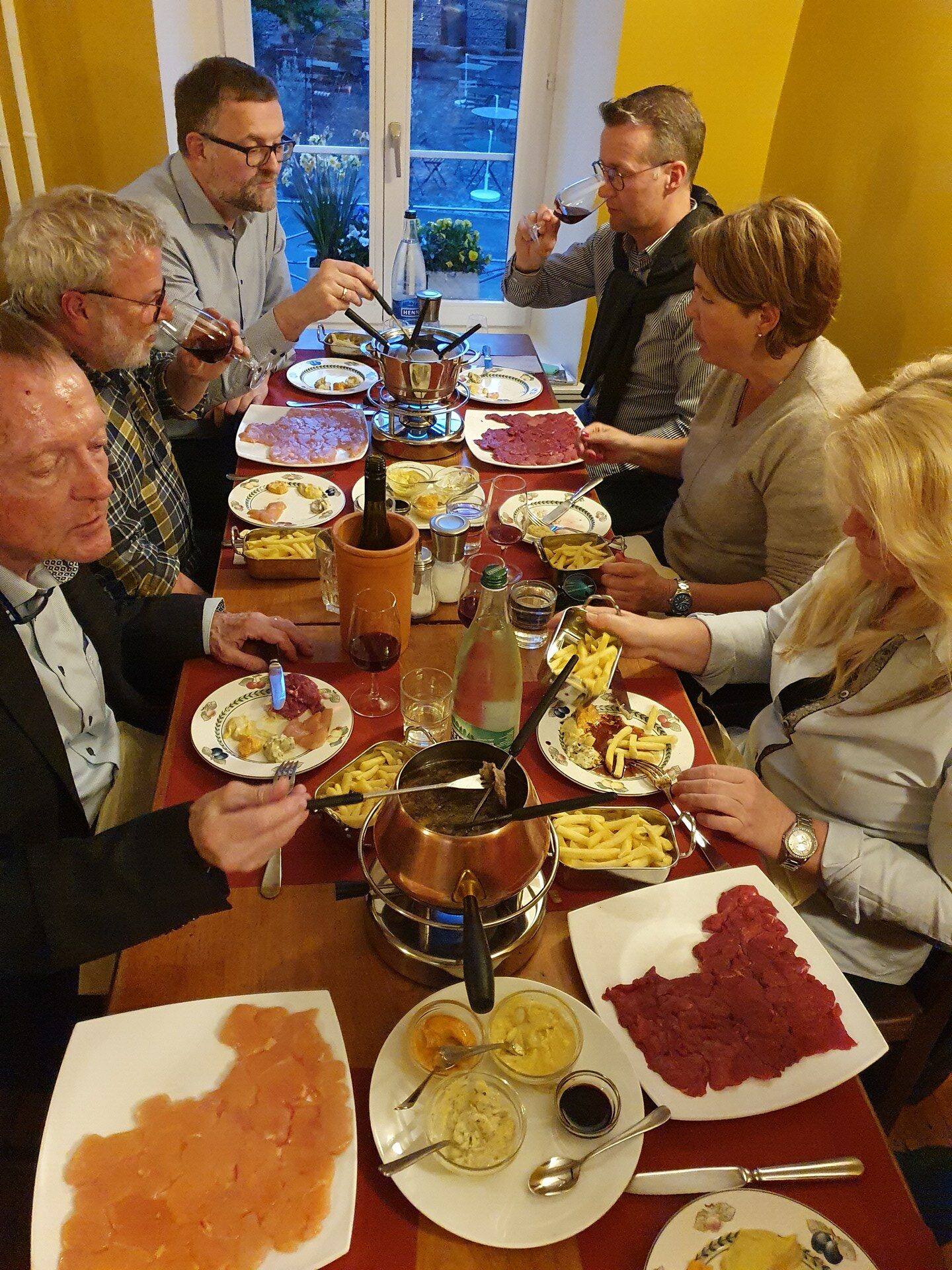 FuW-Weinreise 2022 Schweiz Tag 1 Foto 23 Abendessen in geselliger Runde