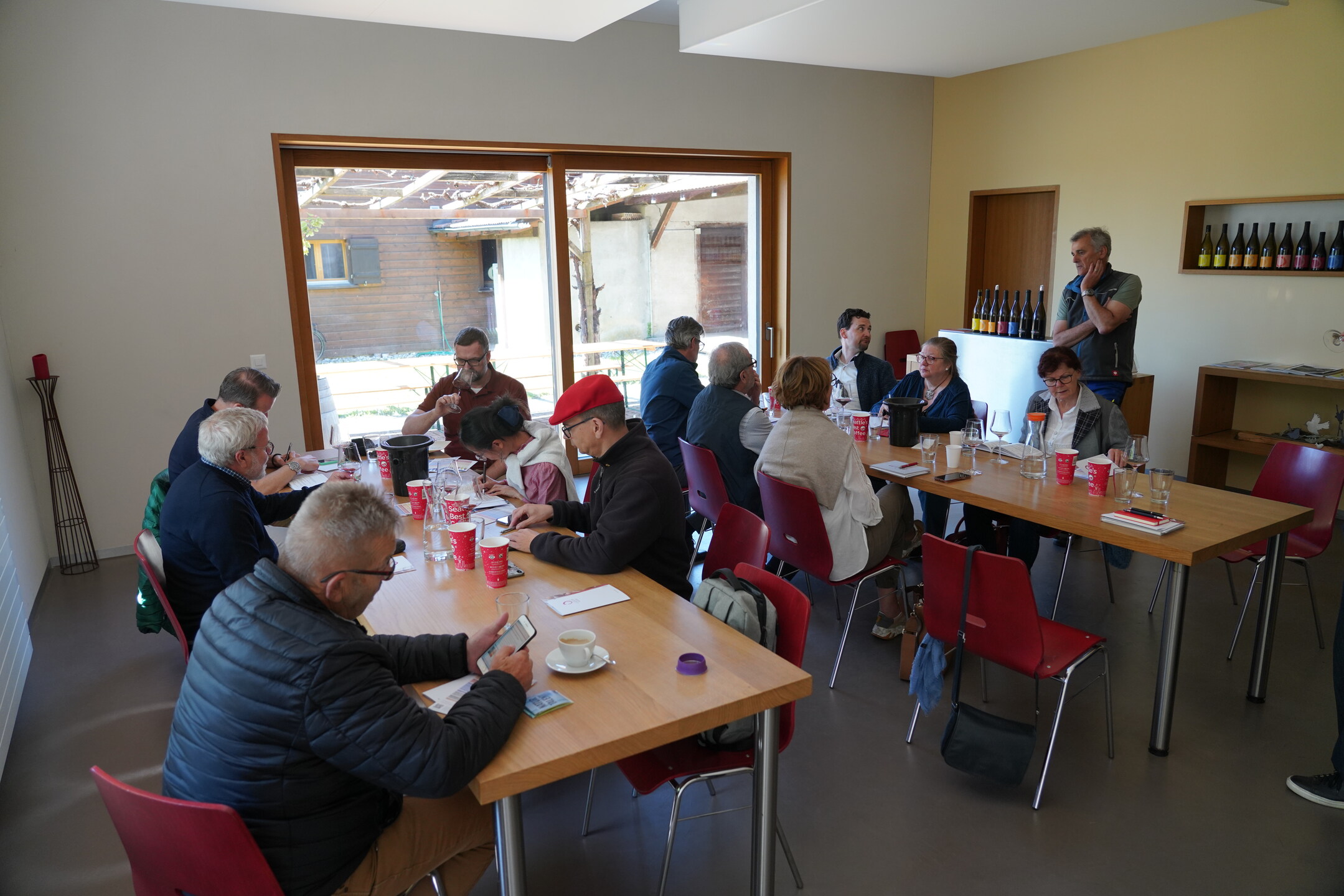 Reisebericht Tag 4 der FuW Wein-Fachstudienreise in die Schweiz 2022 Nr. 8 bei der Arbeit