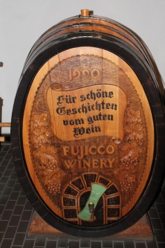 Deutsches ist populär. Holzfass im Eingangsbereich der Fujicco Winery. Das Weingut liegt in der Stadt Shimoiwazaki, auf der hügeligen Südost-Seite des Kofu-Beckens.