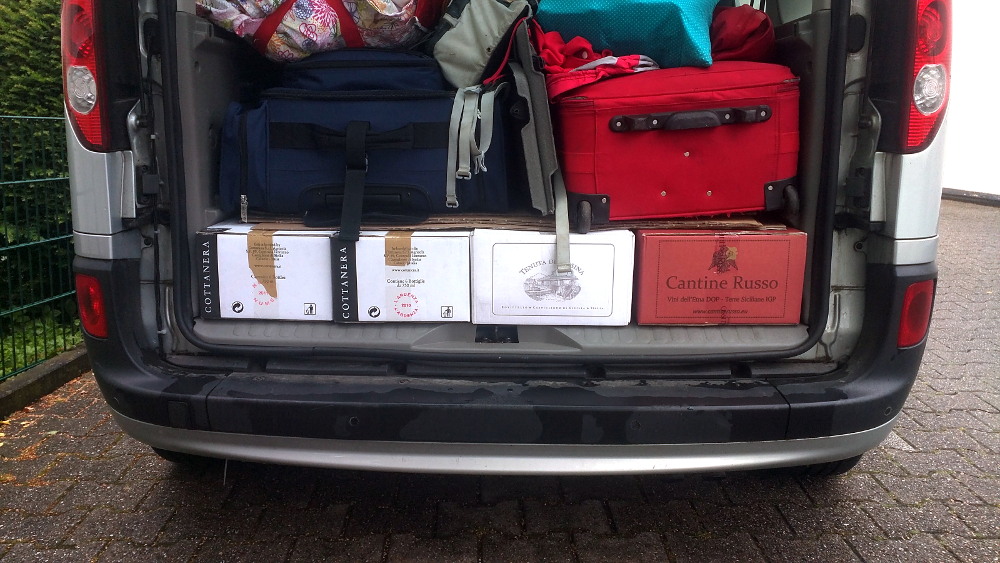 Kofferraum voll mit Wein aus dem Urlaub