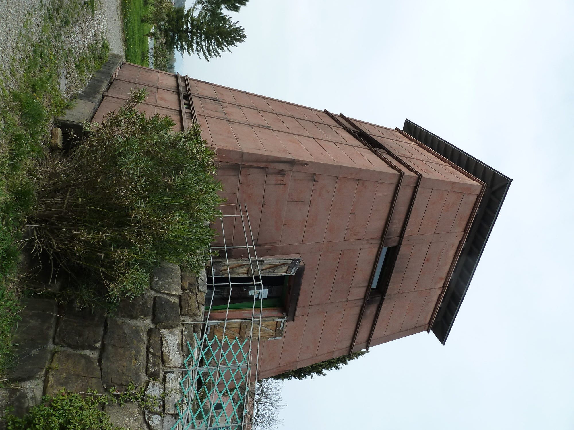 Moderner Holz-Turm als Büro und Weinkeller im Weinggut Perusini