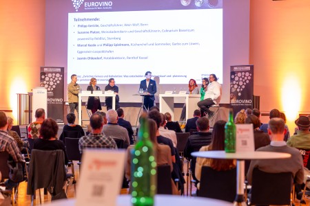 Denis Duhme von DIE WEINREFERENTEN moderiert die Gastro-Talkrunde beim EUROVINO DAY 2026 in Karlsruhe