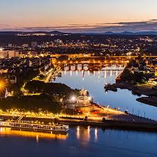 Panoramablick auf Koblenz bei Nacht mit Deutschem Eck und Rhein