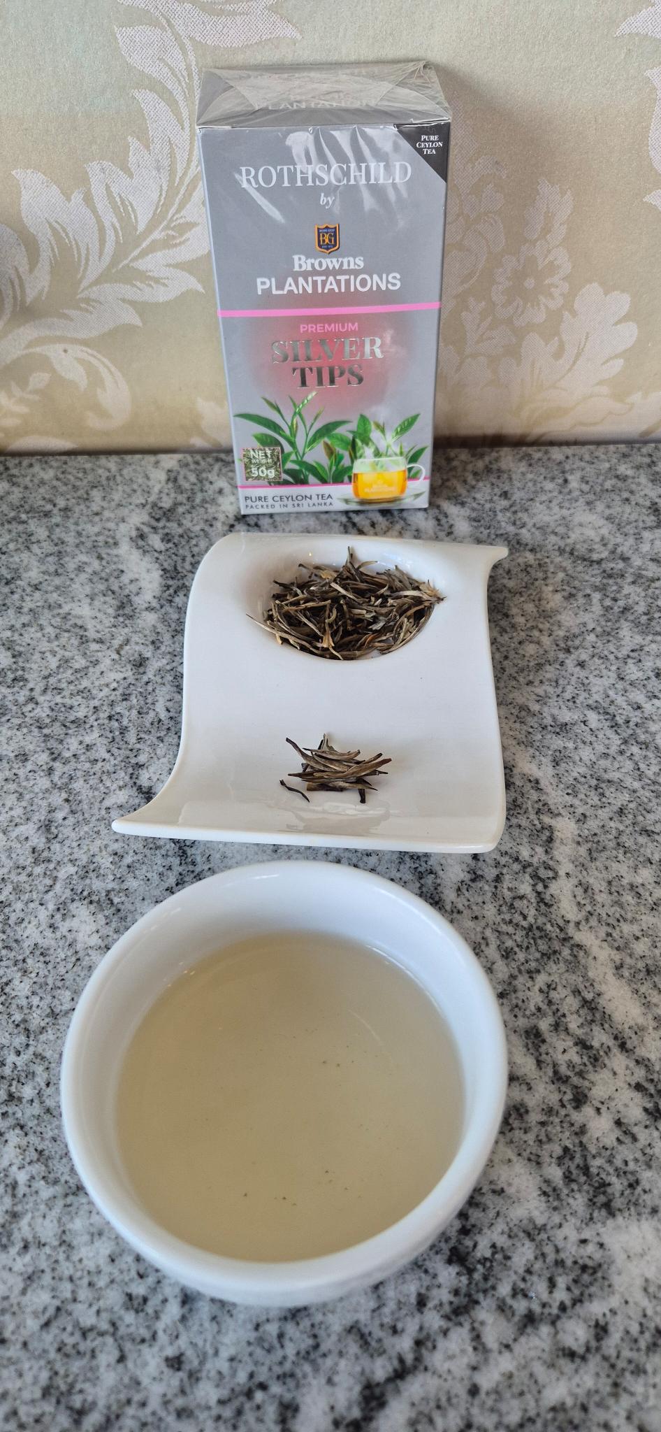 Rothschild Silver Tips - Teeblätter und aufgebrühter Tee
