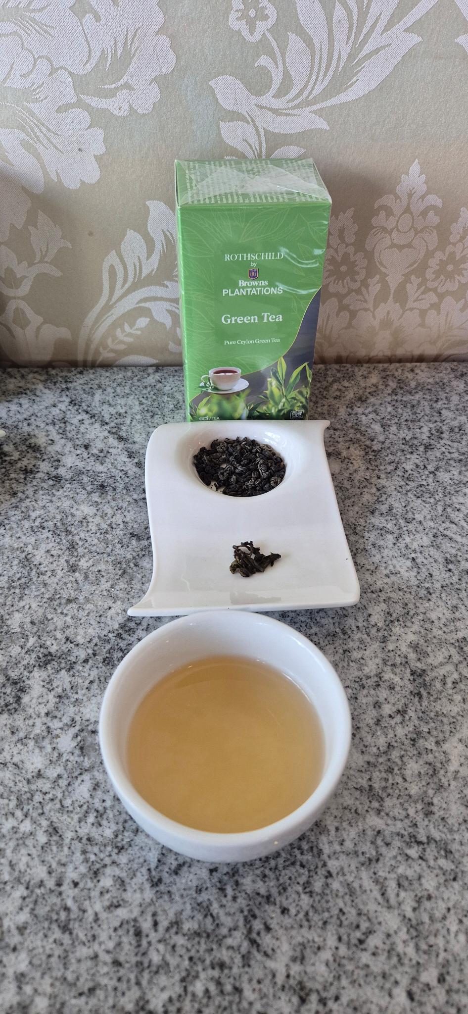 Rothschild Green Tea - Teeblätter und aufgebrühter grüner Tee
