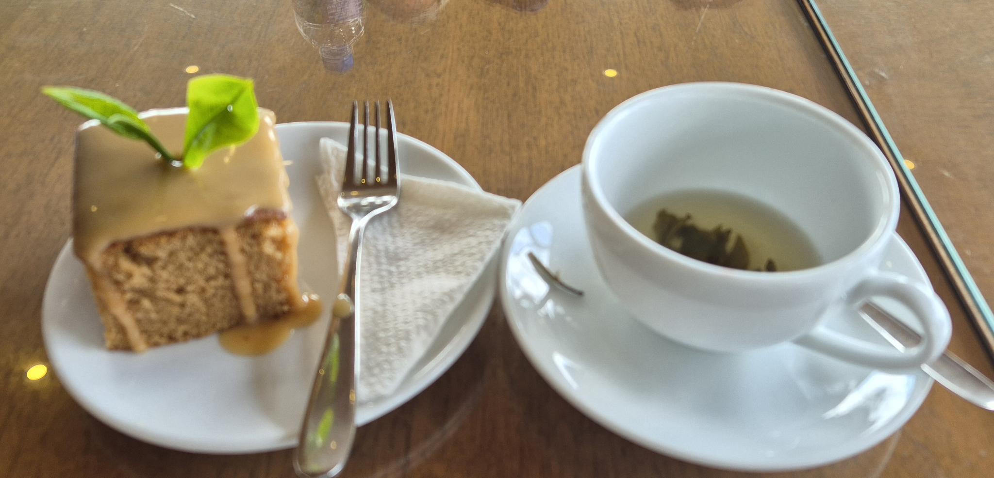 Tee mit Kuchen in der Rothschild Tea Lounge