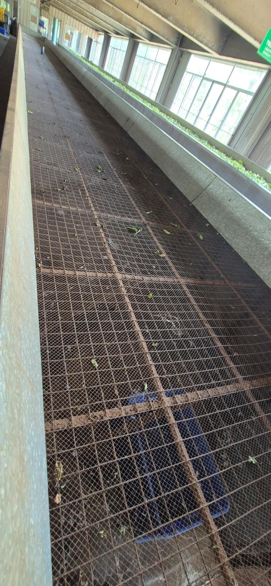 Leere Welkrinne mit Gitterrost für die Luftzirkulation