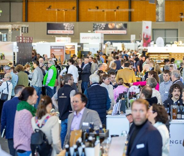 Blick in die gut besuchte Messehalle der EUROVINO 2026 in Karlsruhe
