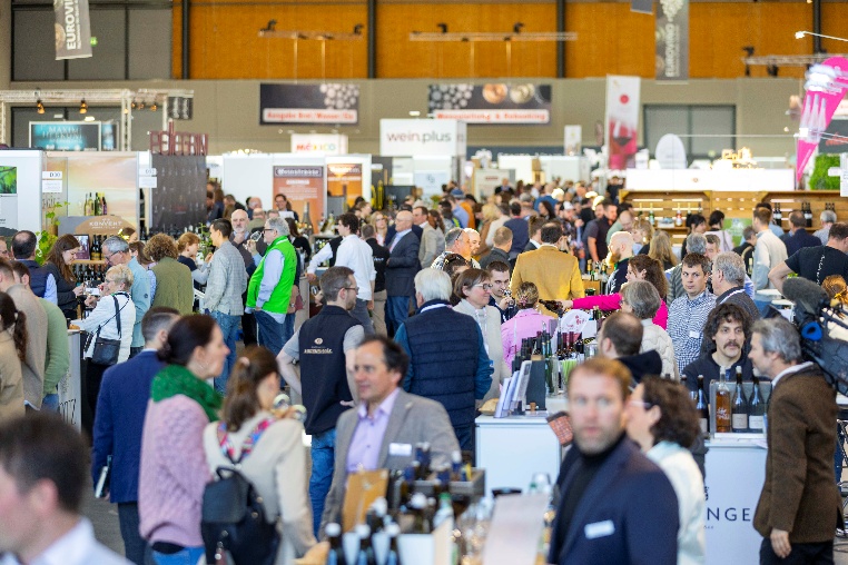 Blick in die gut besuchte Messehalle der EUROVINO 2026 in Karlsruhe
