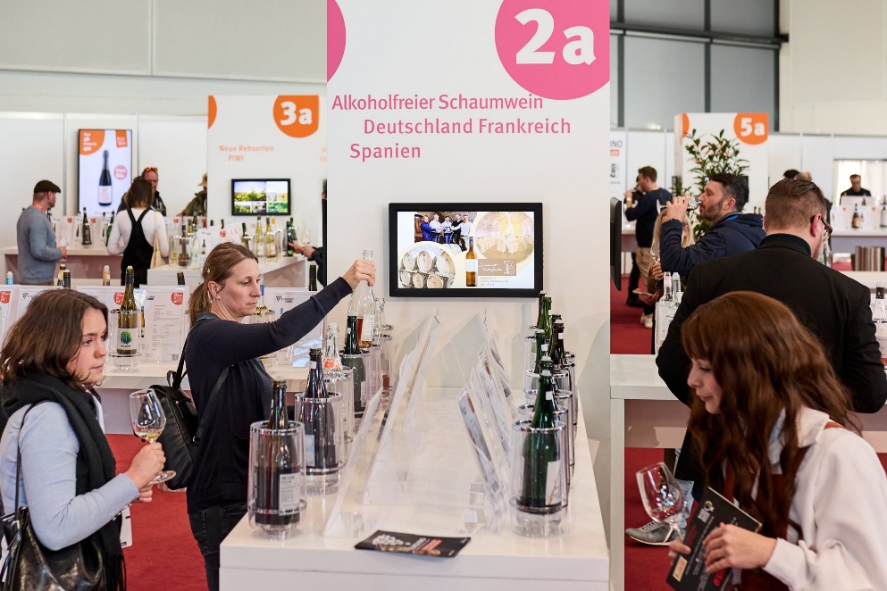 Besucher verkosten Weine an der Wine Experience Zone auf der EUROVINO 2026