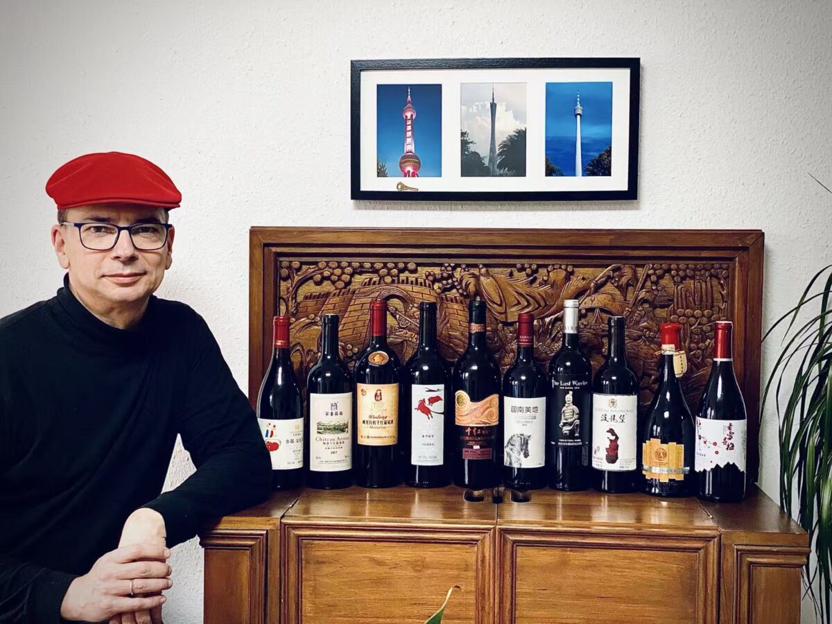 Jörg Philipp mit einer Auswahl chinesischer Weine
