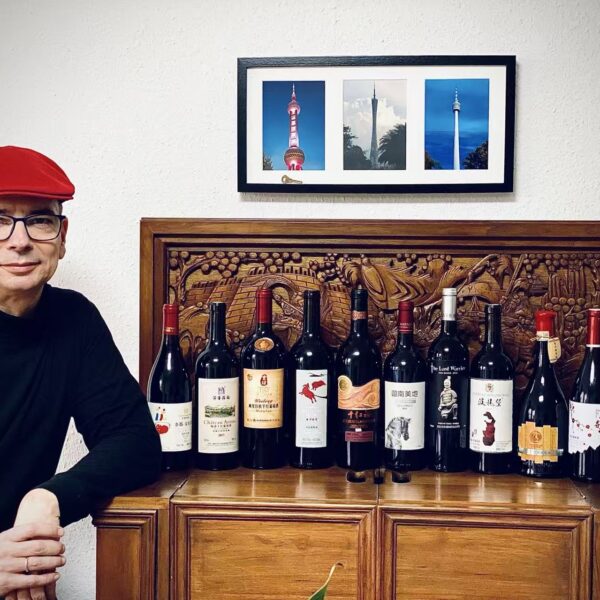 Jörg Philipp mit einer Auswahl chinesischer Weine