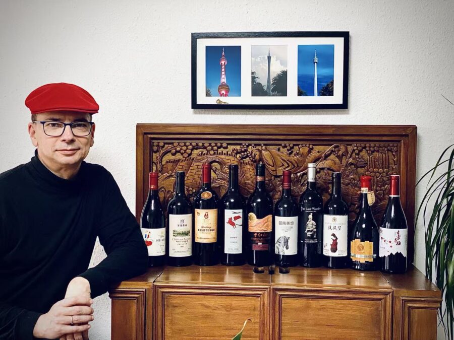 Jörg Philipp mit einer Auswahl chinesischer Weine