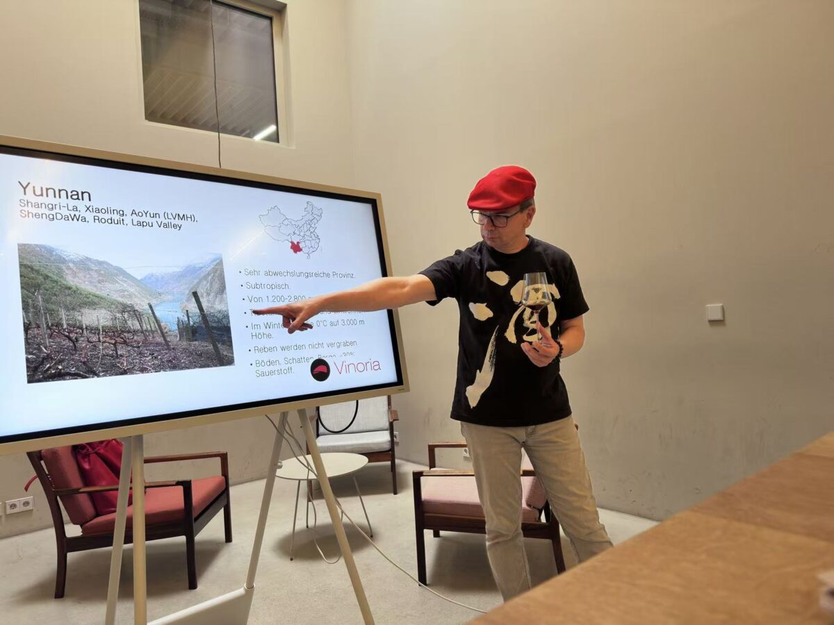 Jörg Philipp präsentiert die Weinregion Yunnan