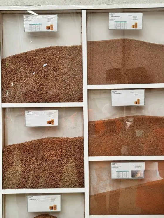 Schautafel mit nach Korngröße sortiertem Korkgranulat