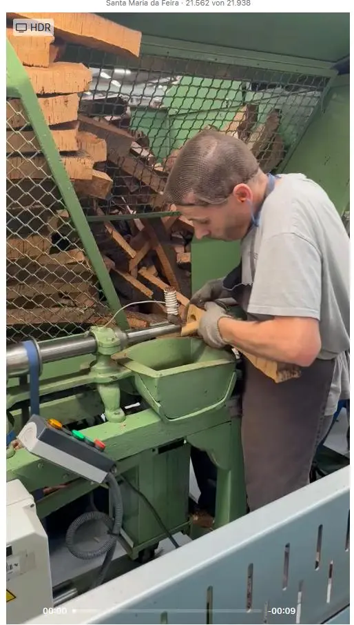 Arbeiter stanzt von Hand Premium-Korkstopfen aus einer Korkrinde