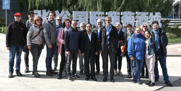 FuW-China-Reise 1. Gruppenbild der FuWies vor dem Weingut Changyu