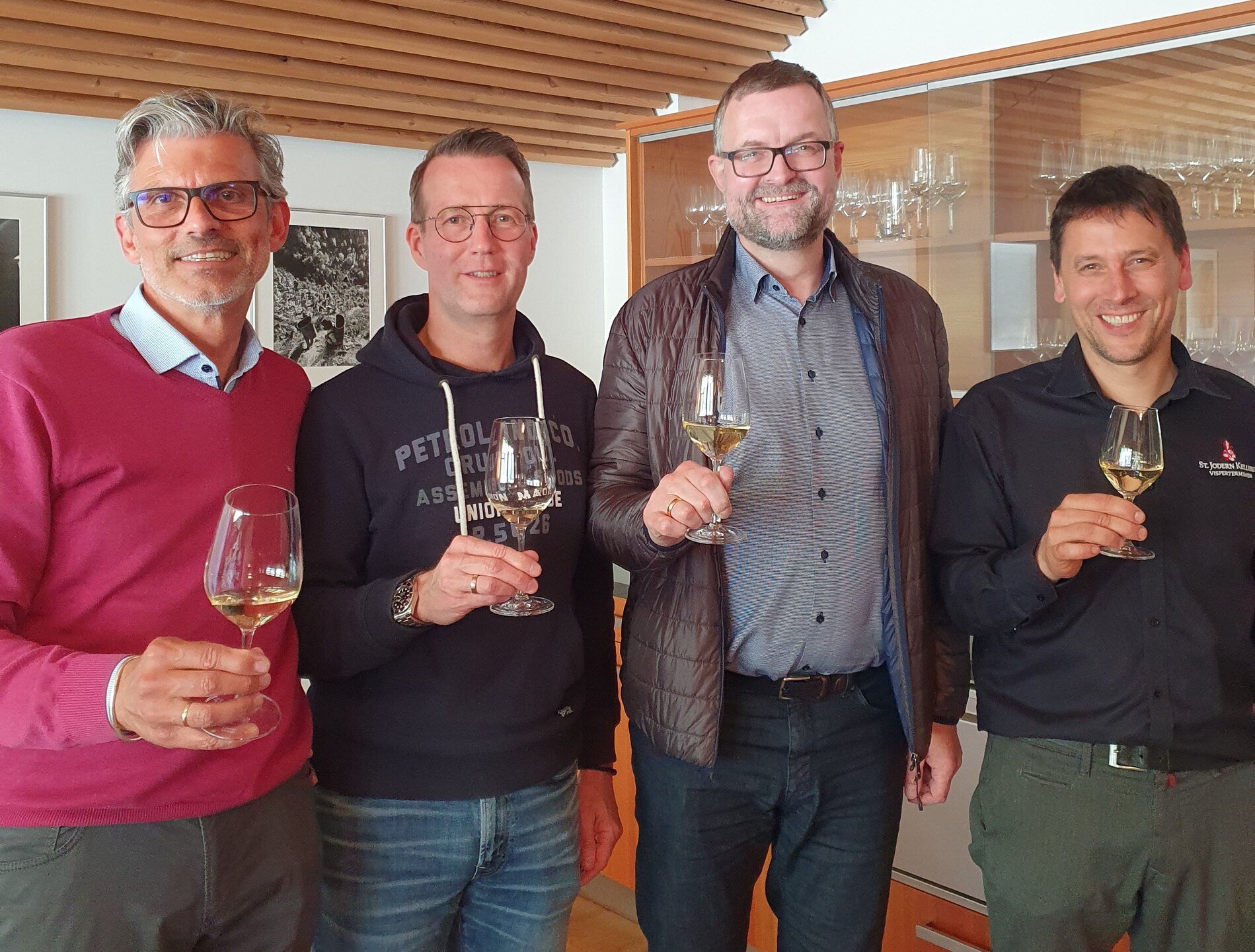 FuW-Weinreise 2022 Schweiz Tag 2 Foto 16 die 4 FuW-Michaels, Plus rechts der Kellermeister Michael Hock