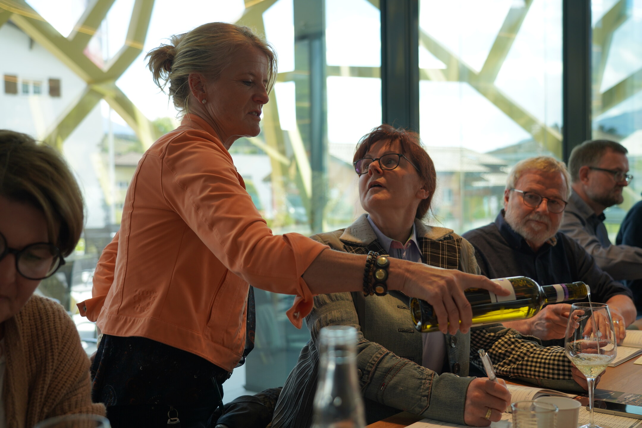 FuW-Weinreise 2022 Schweiz Tag 2 Foto Sandra Brigy im Gespräch mit Renate