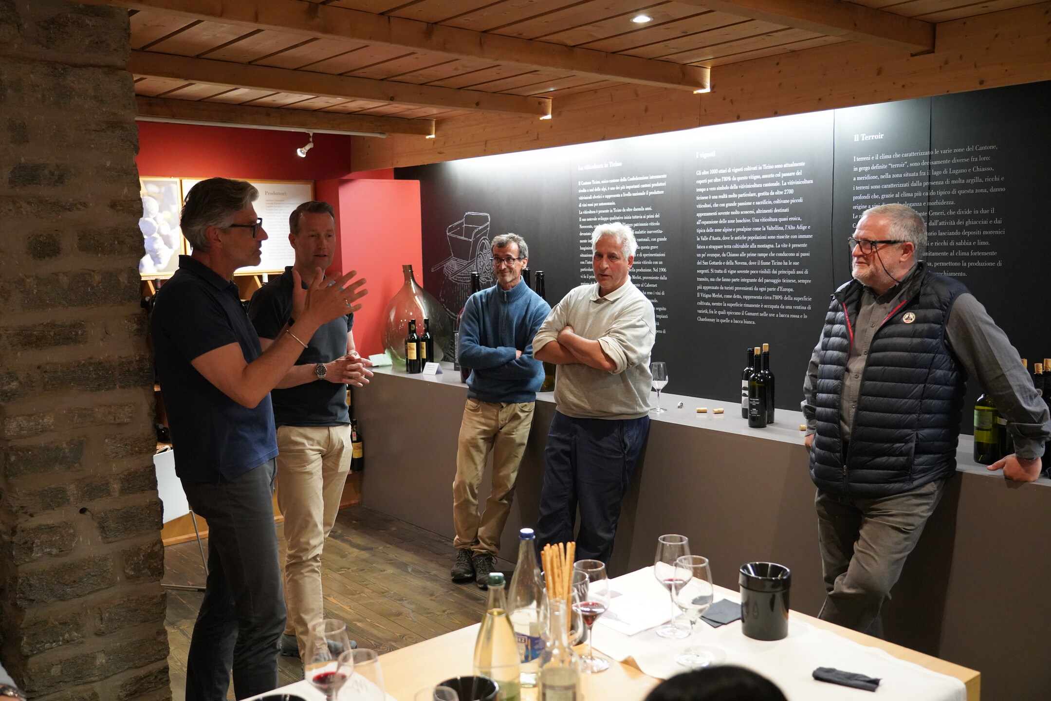 FuW-Weinreise 2022 Schweiz Tag 3 Foto Nr. 26 ein großes Dankeschön an die Gastgeber Urs Hauser, Stefano Fuso und Pier Maran-Matasci