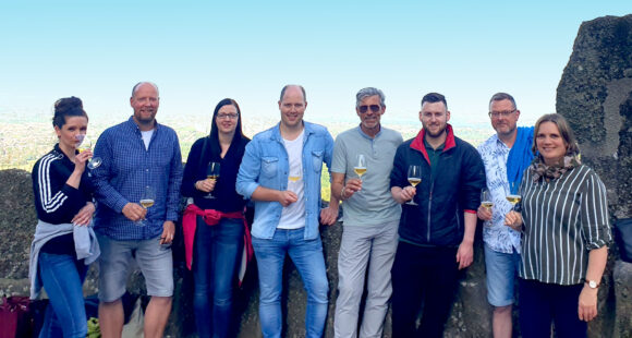 Gruppenfoto der Teilnehmer des WeinkennerDiploms 2023 in Kassel