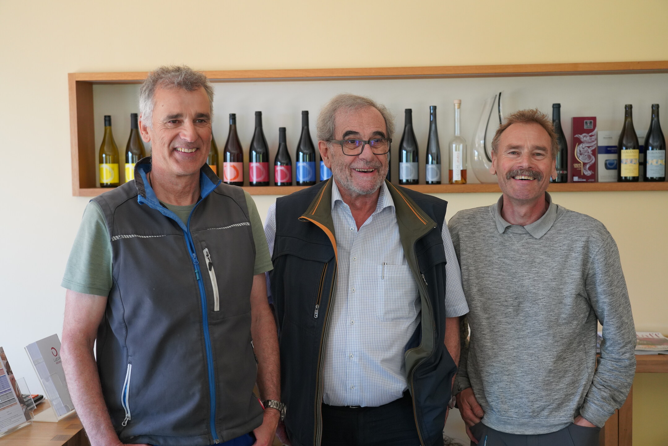 Reisebericht Tag 4 der FuW Wein-Fachstudienreise in die Schweiz 2022 Nr. 6 Peter (Mitte) mit Jürg und Urli Liesch