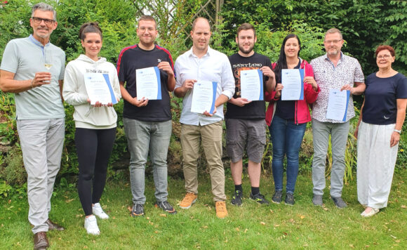 Gruppenfoto der Absolventen WeinkennerDiplom mit IHK-Abschluss im LEH