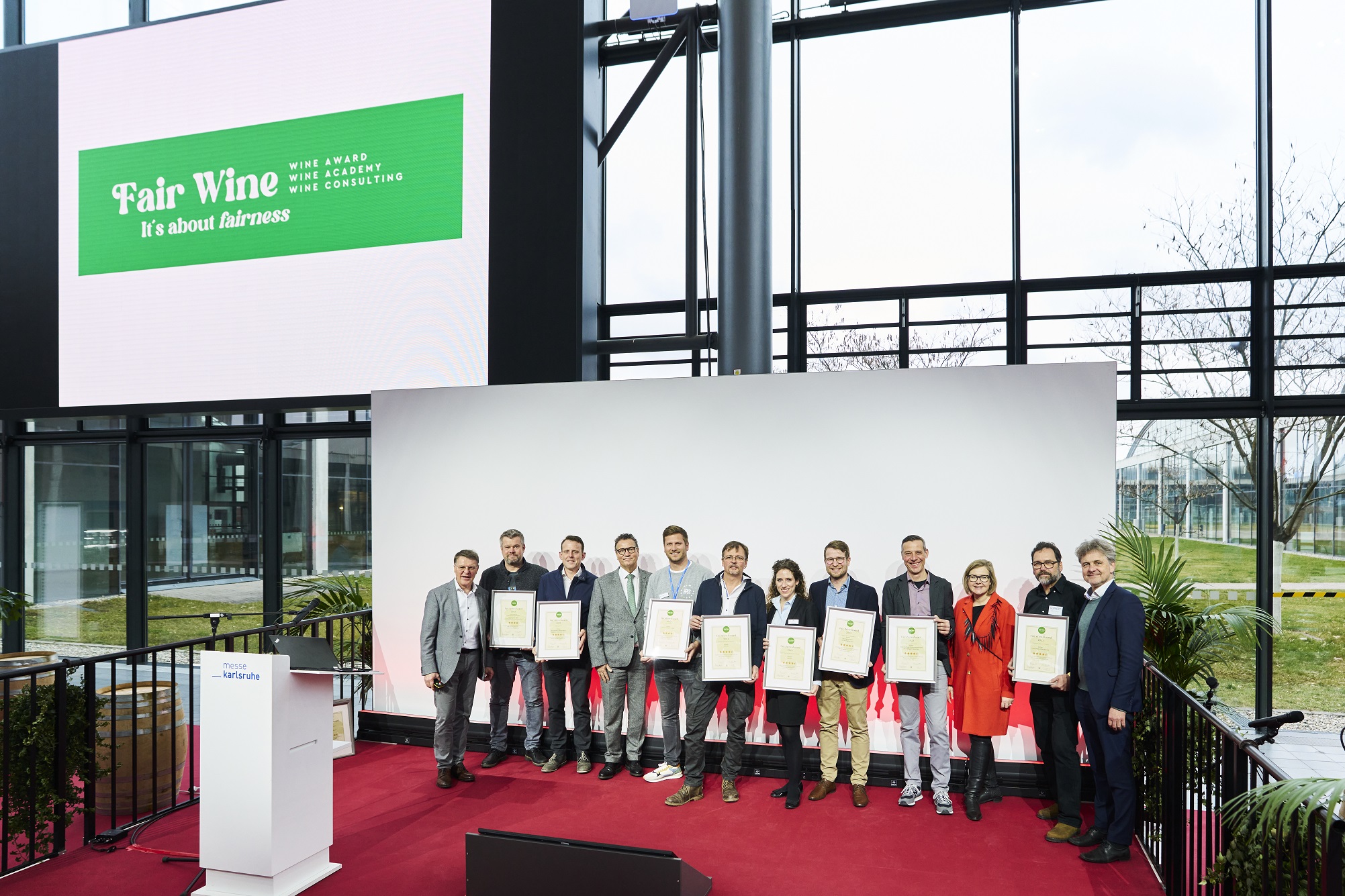 Dr. Hermann Pilz, Vorsitzender des Beirats der EUROVINO, Minister Peter Hauk, Britta Wirtz, Geschäftsführerin der Messe Karlsruhe und Dr. Frank Mentrup, Oberbürgermeister von Karlsruhe, zusammmen mit den Gewinnerinnen und Gewinnern des Fair Wine Awards. Foto: Lars Behrendt